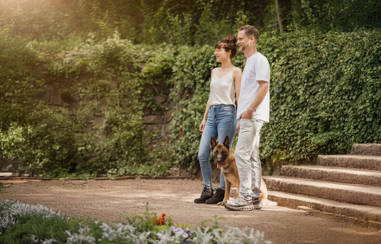 Clemens und Ronja mit Mali auf einer Treppe im Grünen
